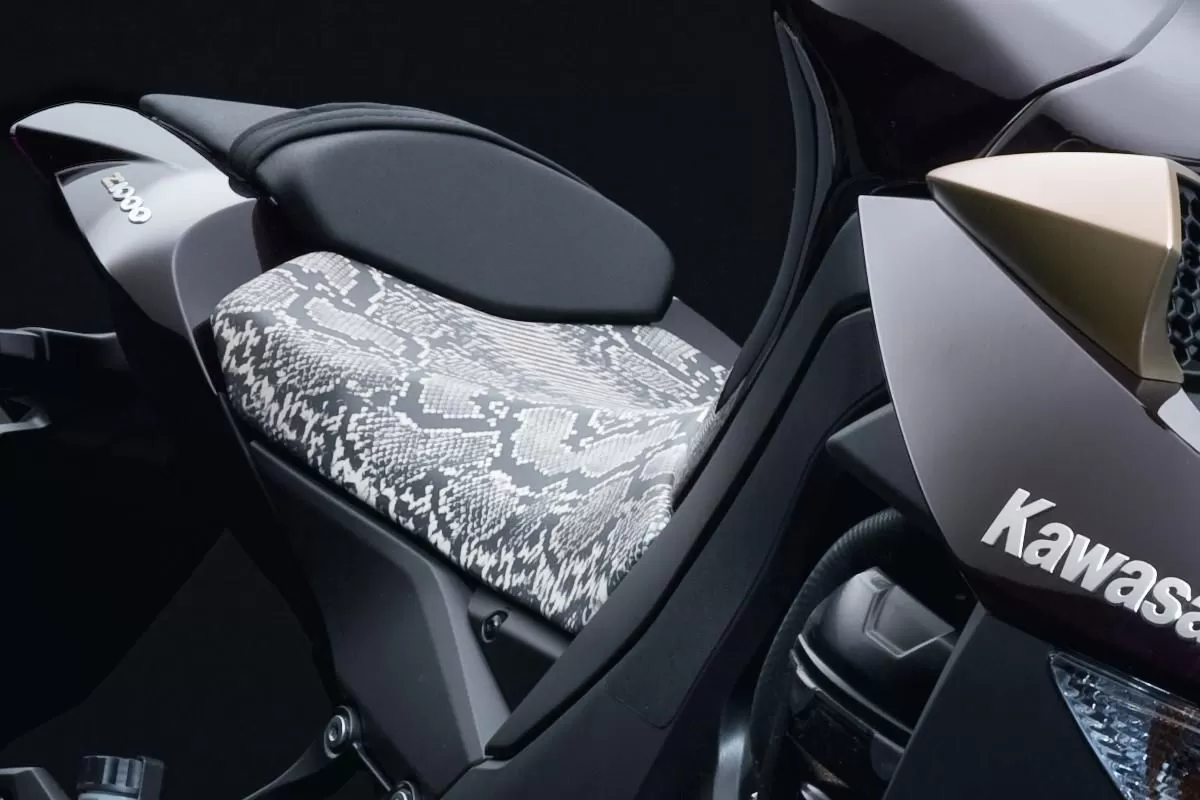 Kawasaki SEAT-ASSY FR PPRINT ZR1000DAF