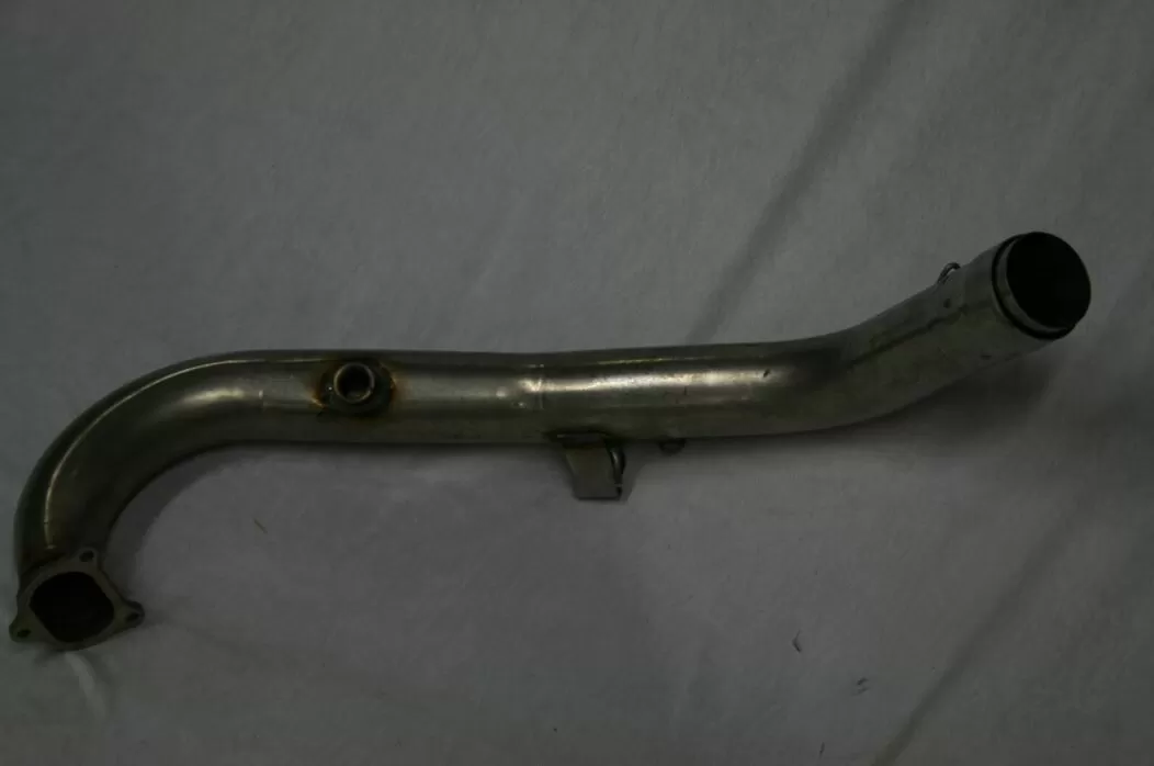 Horizontal head exhaust pipe