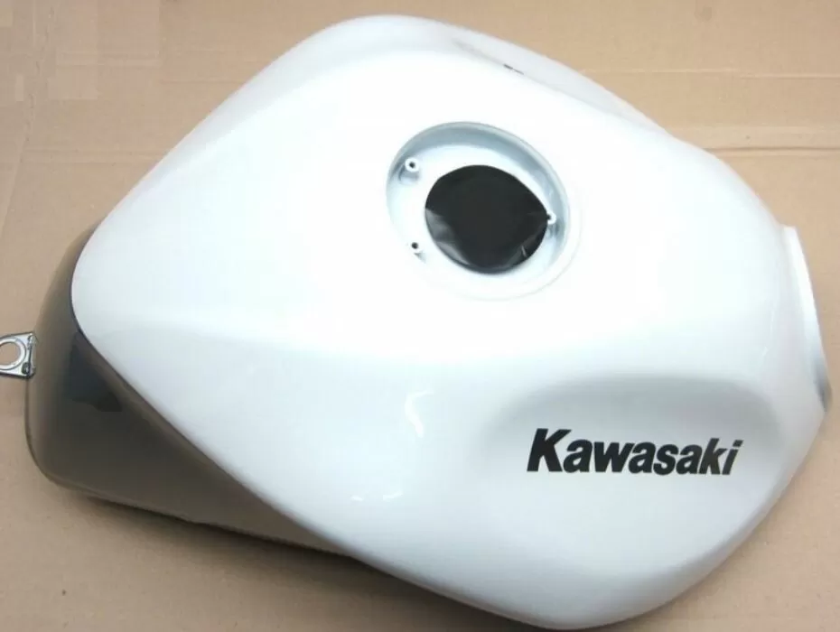 Kawasaki TANK-COMP-FUEL WHITE/SIL ZR1000B9F